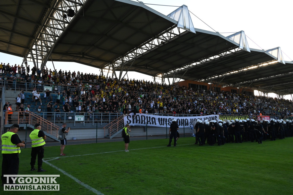 Zadyma na meczu Siarka Tarnobrzeg - Sandecja