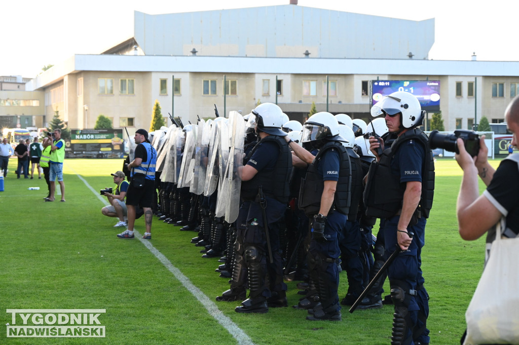 Zadyma na meczu Siarka Tarnobrzeg - Sandecja