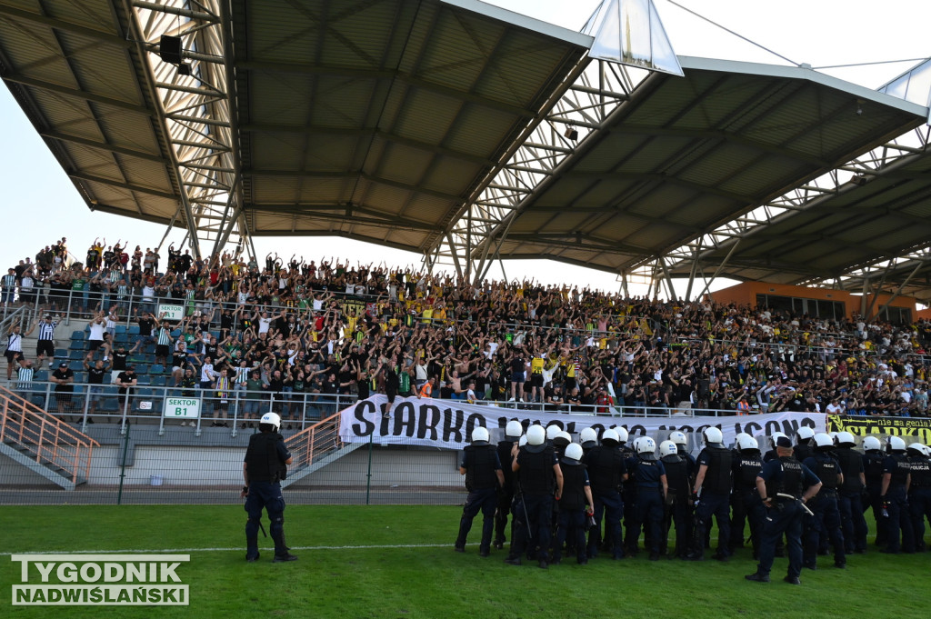 Zadyma na meczu Siarka Tarnobrzeg - Sandecja