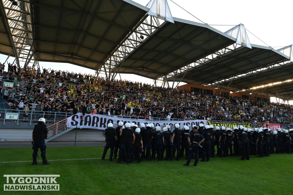 Zadyma na meczu Siarka Tarnobrzeg - Sandecja