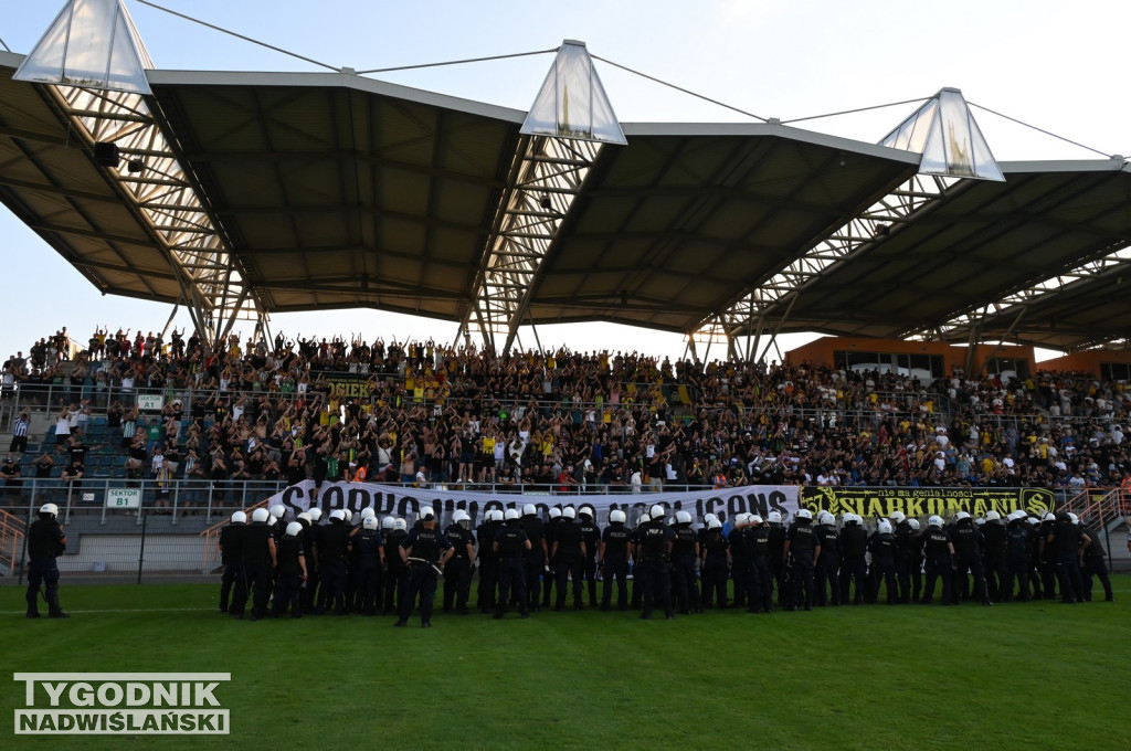 Zadyma na meczu Siarka Tarnobrzeg - Sandecja