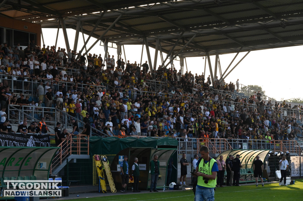 Zadyma na meczu Siarka Tarnobrzeg - Sandecja