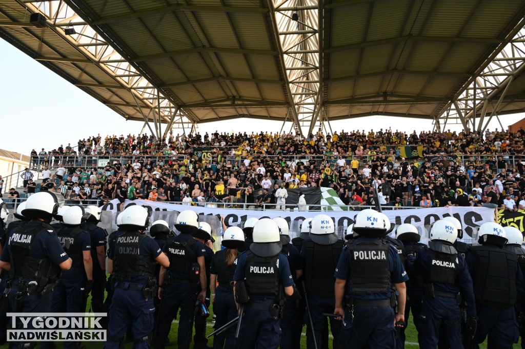 Zadyma na meczu Siarka Tarnobrzeg - Sandecja