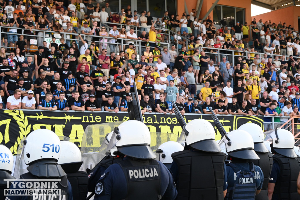 Zadyma na meczu Siarka Tarnobrzeg - Sandecja