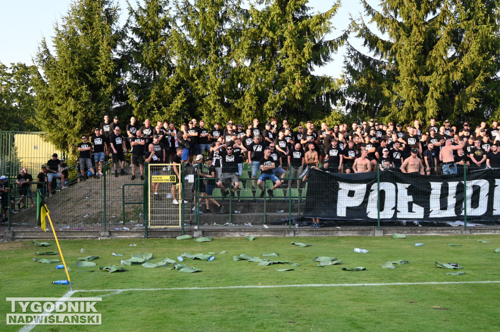 Zadyma na meczu Siarka Tarnobrzeg - Sandecja