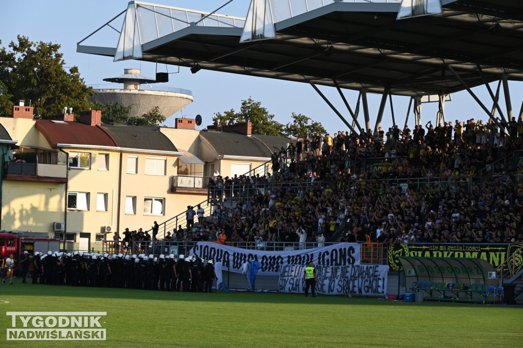 Zadyma na meczu Siarka Tarnobrzeg - Sandecja