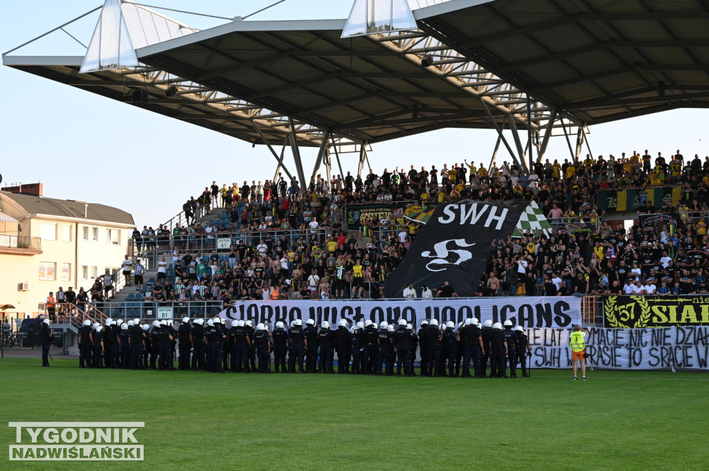 Zadyma na meczu Siarka Tarnobrzeg - Sandecja