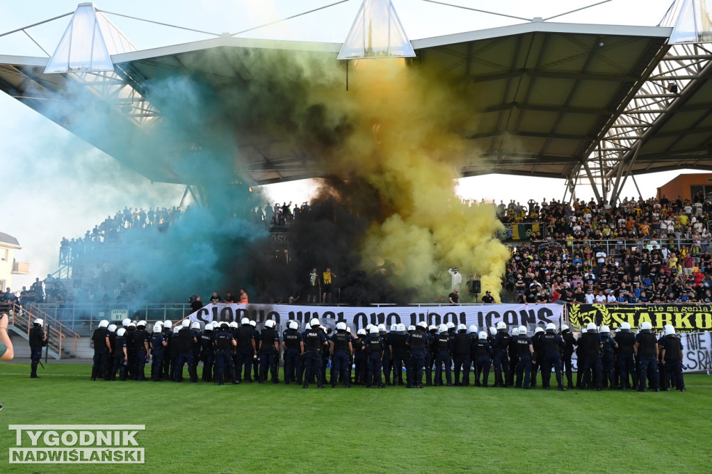 Zadyma na meczu Siarka Tarnobrzeg - Sandecja