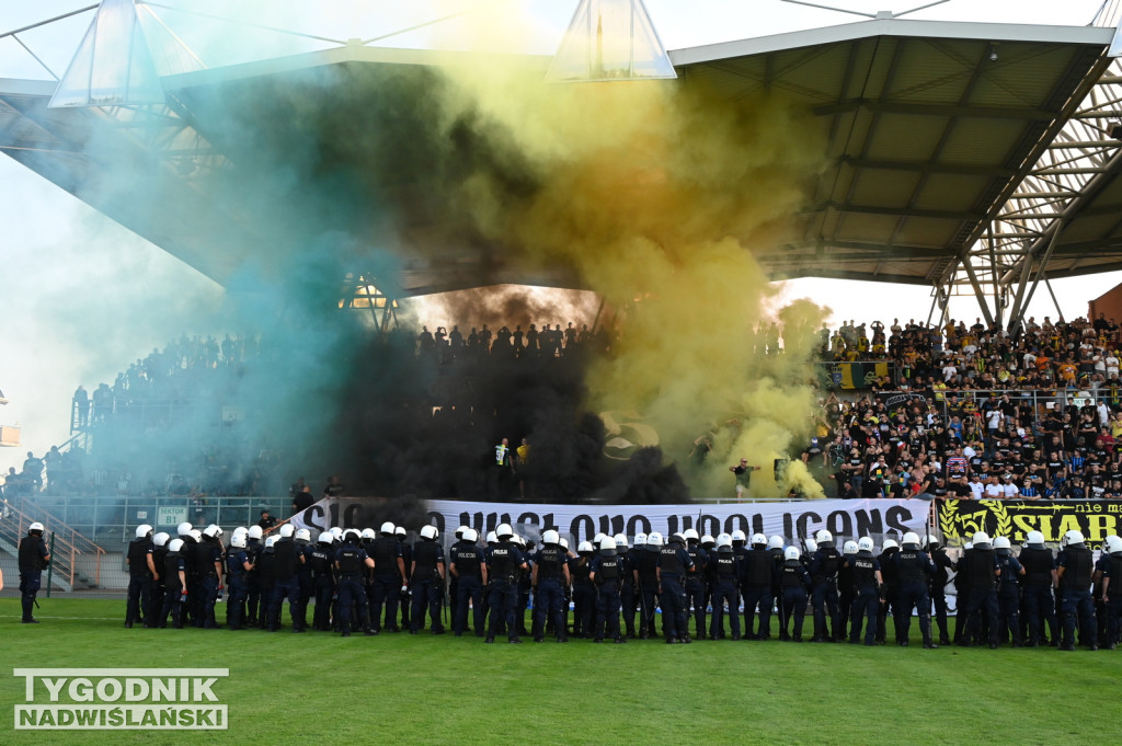 Zadyma na meczu Siarka Tarnobrzeg - Sandecja