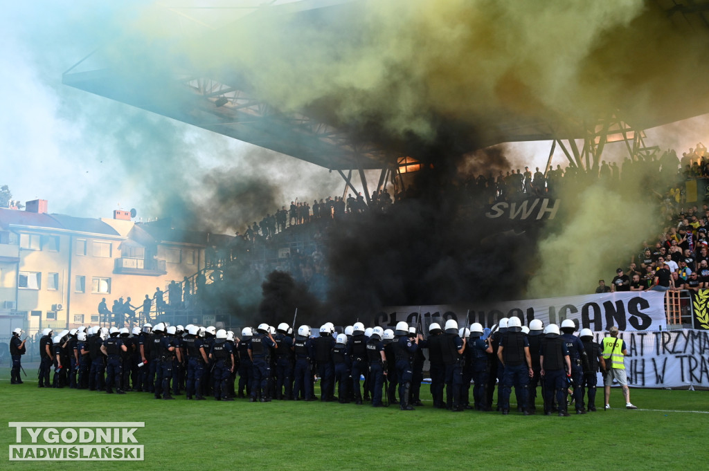 Zadyma na meczu Siarka Tarnobrzeg - Sandecja