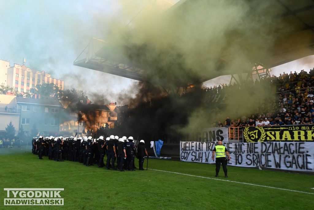 Zadyma na meczu Siarka Tarnobrzeg - Sandecja