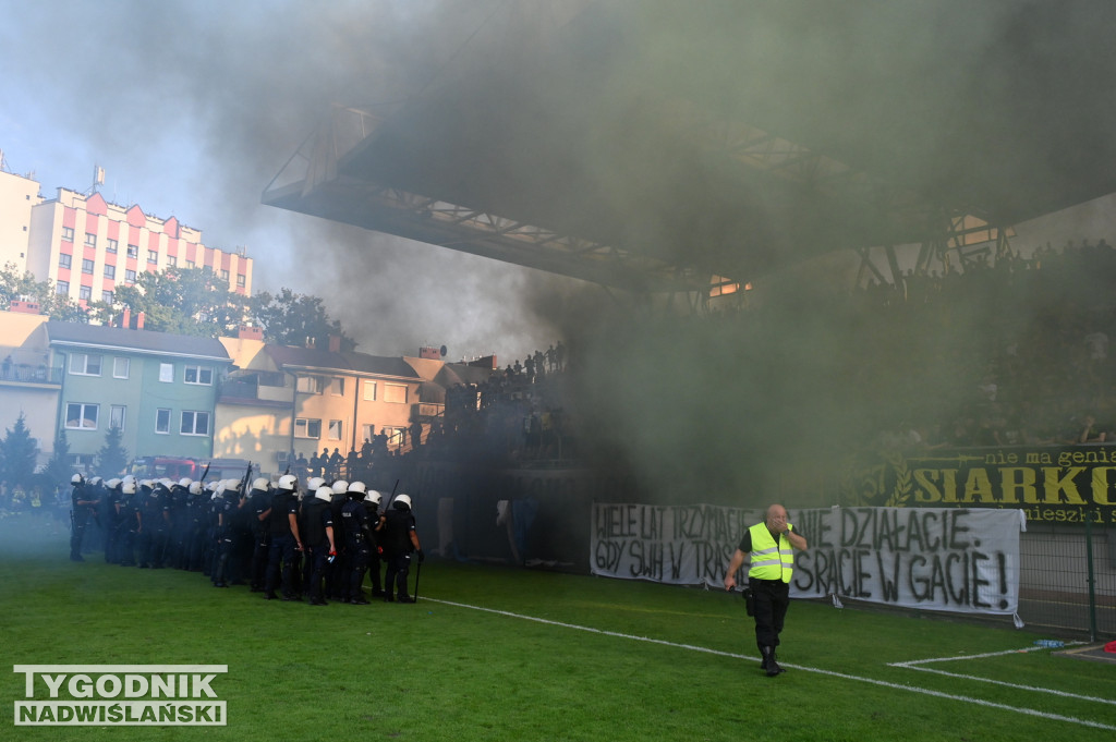 Zadyma na meczu Siarka Tarnobrzeg - Sandecja