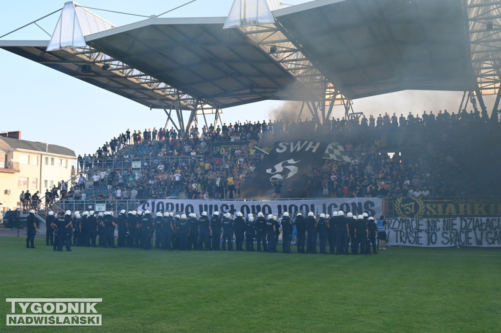 Zadyma na meczu Siarka Tarnobrzeg - Sandecja