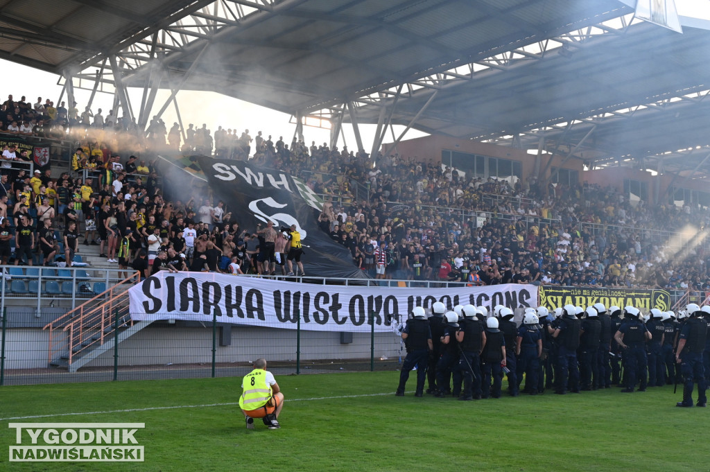 Zadyma na meczu Siarka Tarnobrzeg - Sandecja