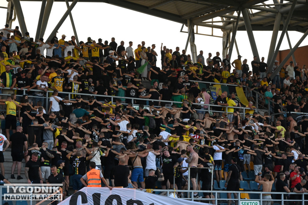 Zadyma na meczu Siarka Tarnobrzeg - Sandecja