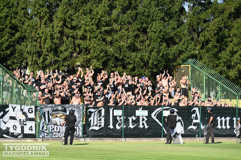 Kibice na meczu Siarka - Sandecja Nowy Sącz