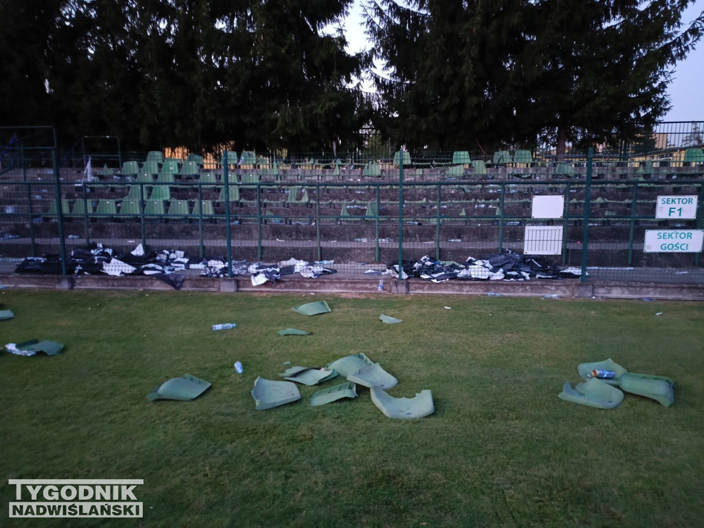 Zniszczenia na stadionie Siarki po meczu z Sandecją