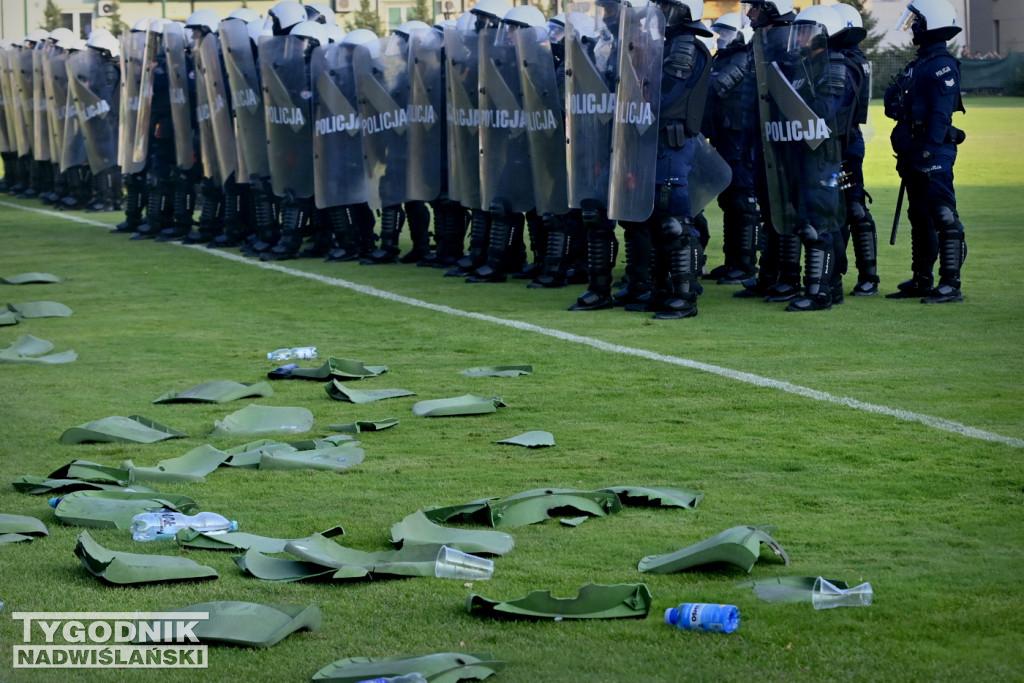 Zniszczenia na stadionie Siarki po meczu z Sandecją