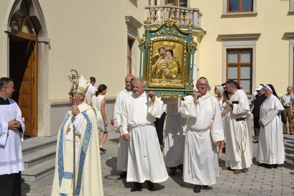 Procesja na początek Pikniku Rodzinnego w Tarnobrzegu