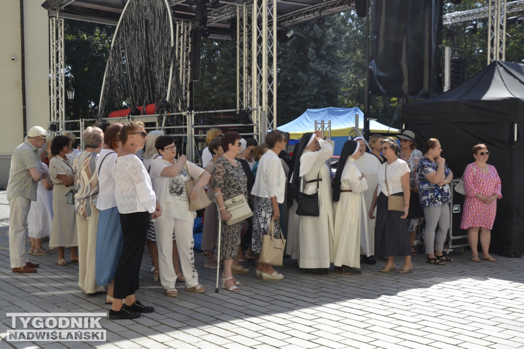 Procesja na początek Pikniku Rodzinnego w Tarnobrzegu