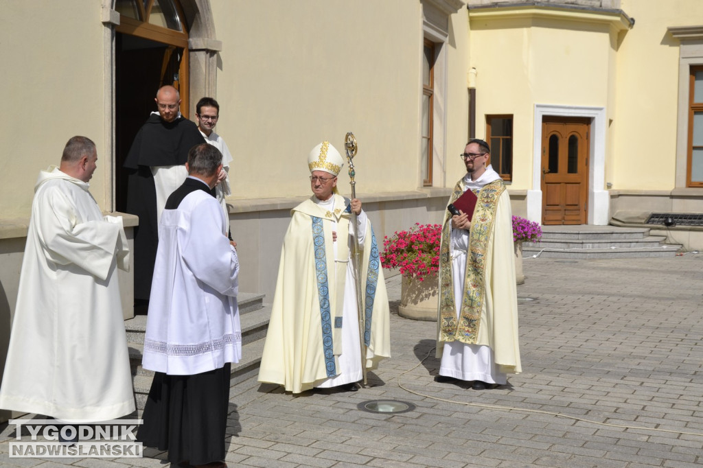 Procesja na początek Pikniku Rodzinnego w Tarnobrzegu