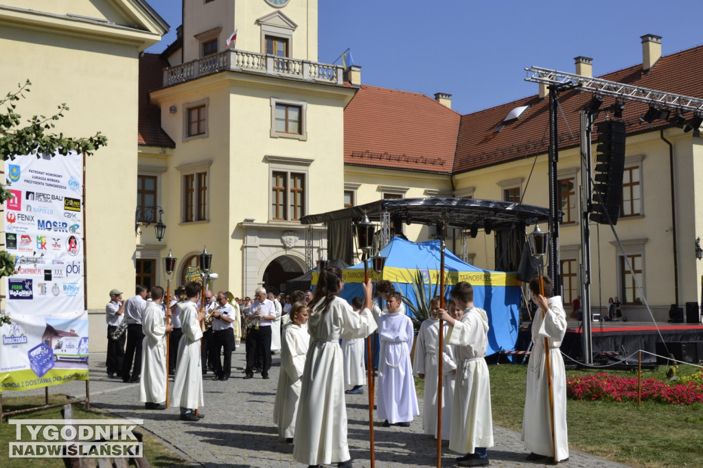 Procesja na początek Pikniku Rodzinnego w Tarnobrzegu