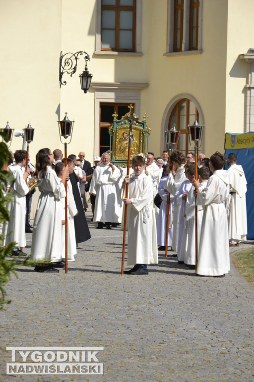 Procesja na początek Pikniku Rodzinnego w Tarnobrzegu