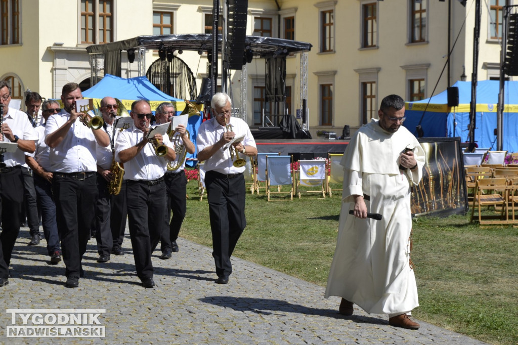 Procesja na początek Pikniku Rodzinnego w Tarnobrzegu