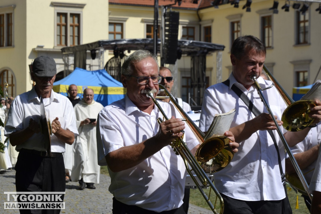 Procesja na początek Pikniku Rodzinnego w Tarnobrzegu