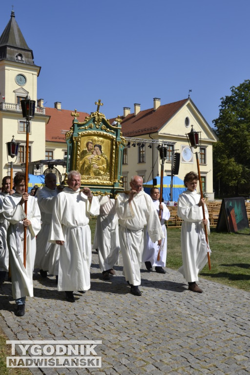 Procesja na początek Pikniku Rodzinnego w Tarnobrzegu