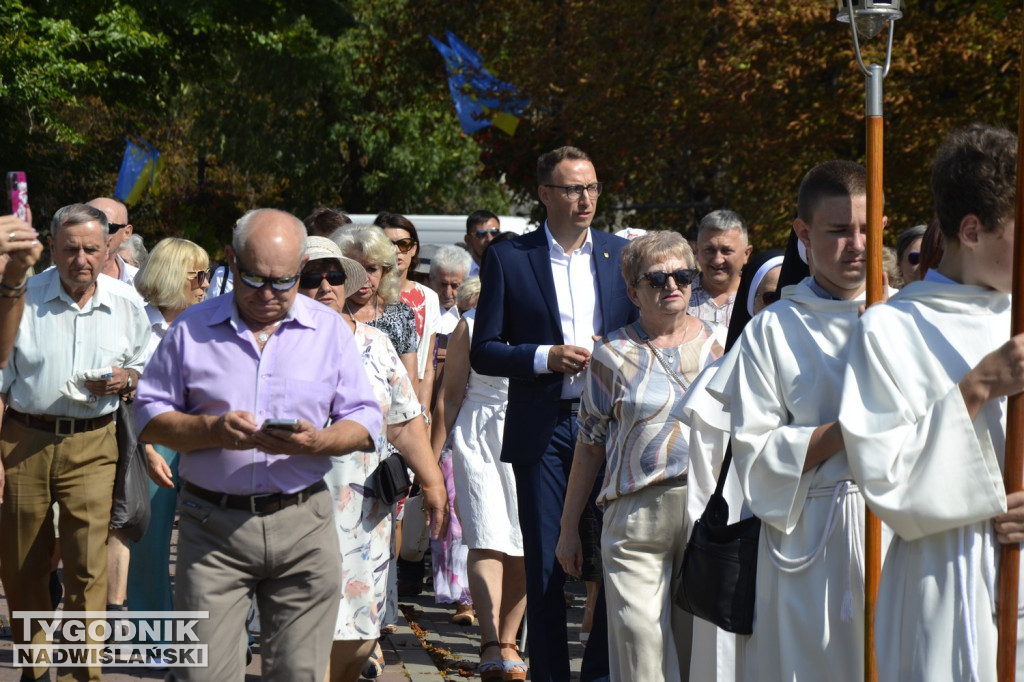 Procesja na początek Pikniku Rodzinnego w Tarnobrzegu