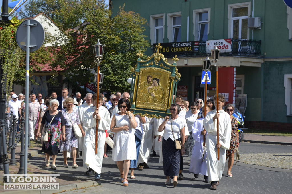 Procesja na początek Pikniku Rodzinnego w Tarnobrzegu