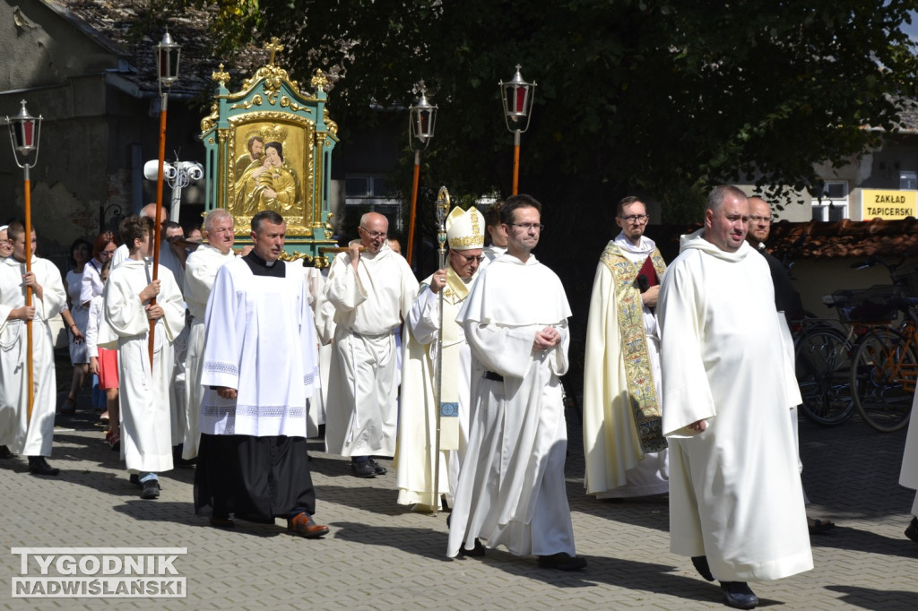 Procesja na początek Pikniku Rodzinnego w Tarnobrzegu