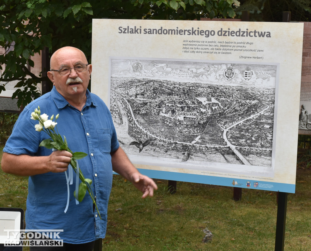 Otwarcie wystawy w ogrodzie Domu Długosza
