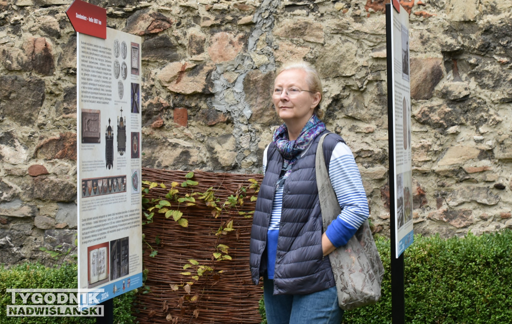 Otwarcie wystawy w ogrodzie Domu Długosza
