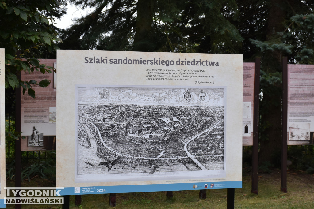 Otwarcie wystawy w ogrodzie Domu Długosza