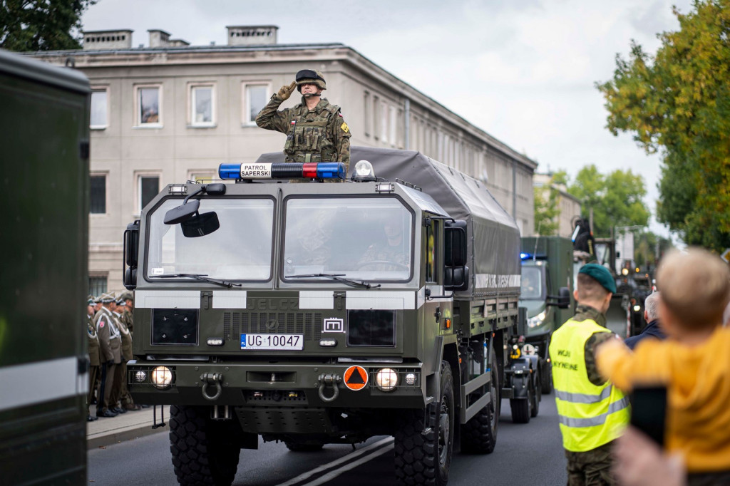 Defilada 18 Pułku Saperów z Niska w Stalowej Woli