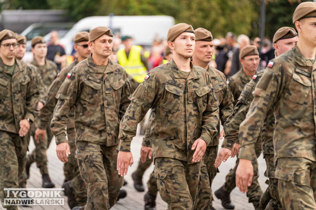 Defilada 18 Pułku Saperów z Niska w Stalowej Woli