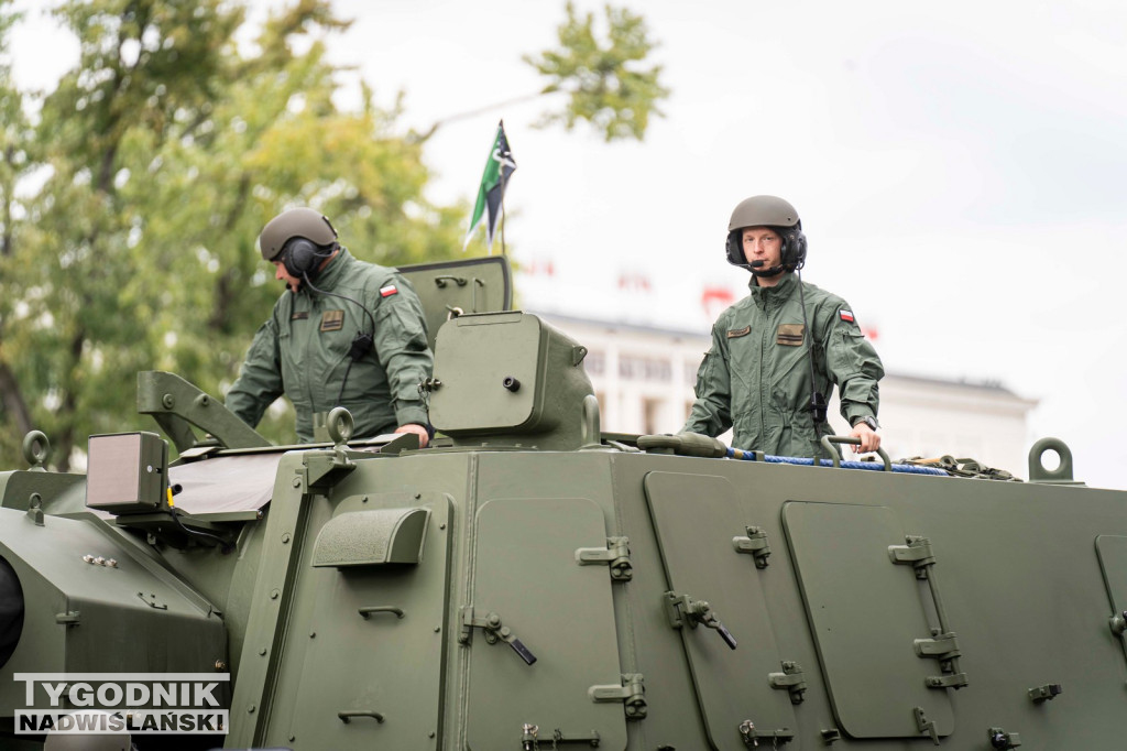 Defilada 18 Pułku Saperów z Niska w Stalowej Woli