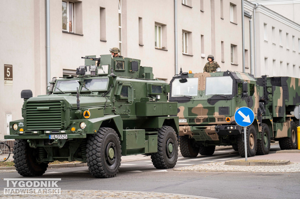 Defilada 18 Pułku Saperów z Niska w Stalowej Woli