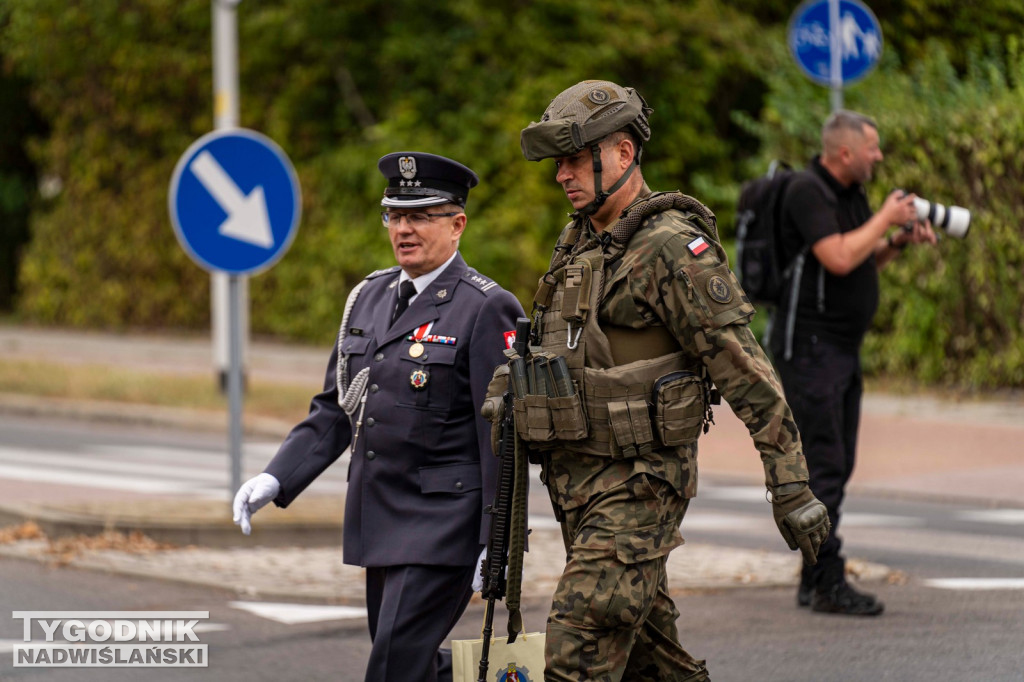 Defilada 18 Pułku Saperów z Niska w Stalowej Woli