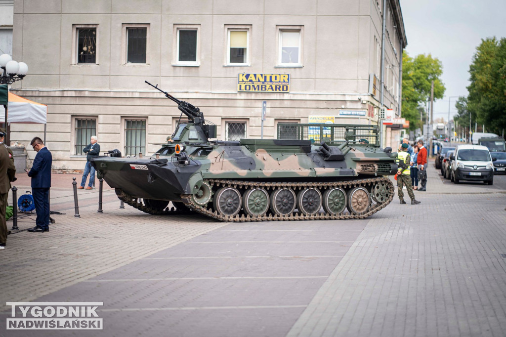 Defilada 18 Pułku Saperów z Niska w Stalowej Woli