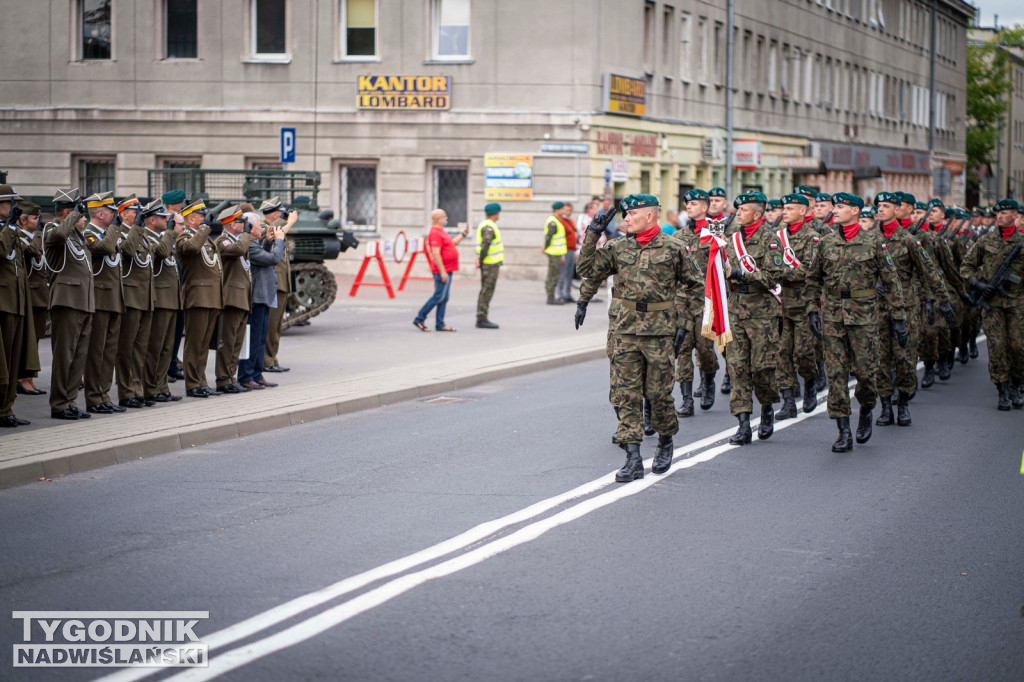 Defilada 18 Pułku Saperów z Niska w Stalowej Woli