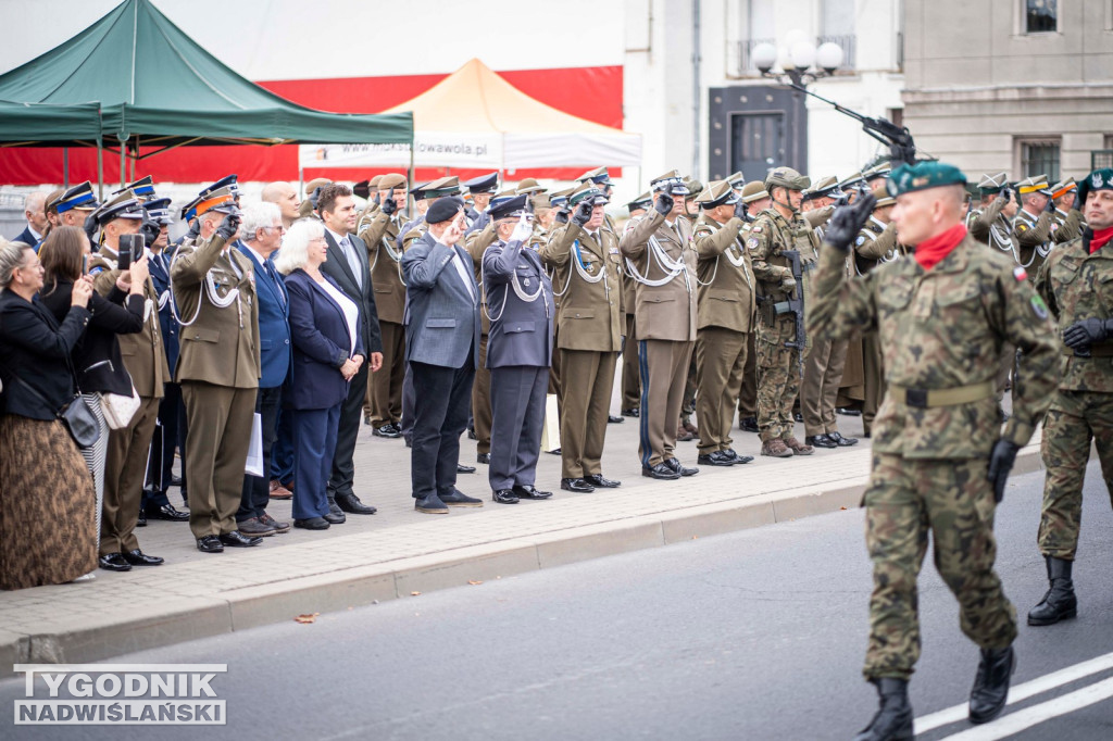 Defilada 18 Pułku Saperów z Niska w Stalowej Woli