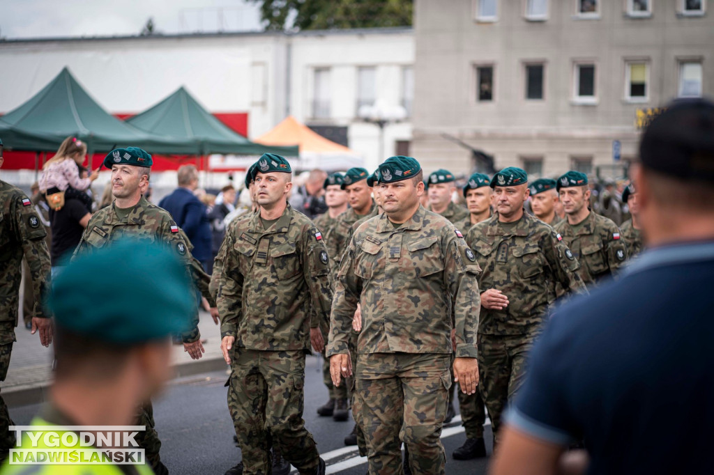 Defilada 18 Pułku Saperów z Niska w Stalowej Woli