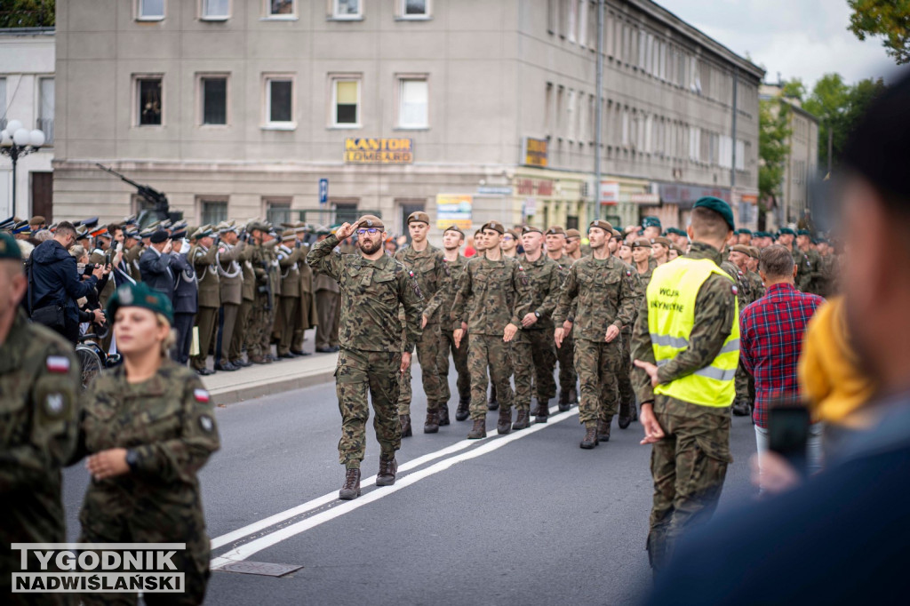 Defilada 18 Pułku Saperów z Niska w Stalowej Woli