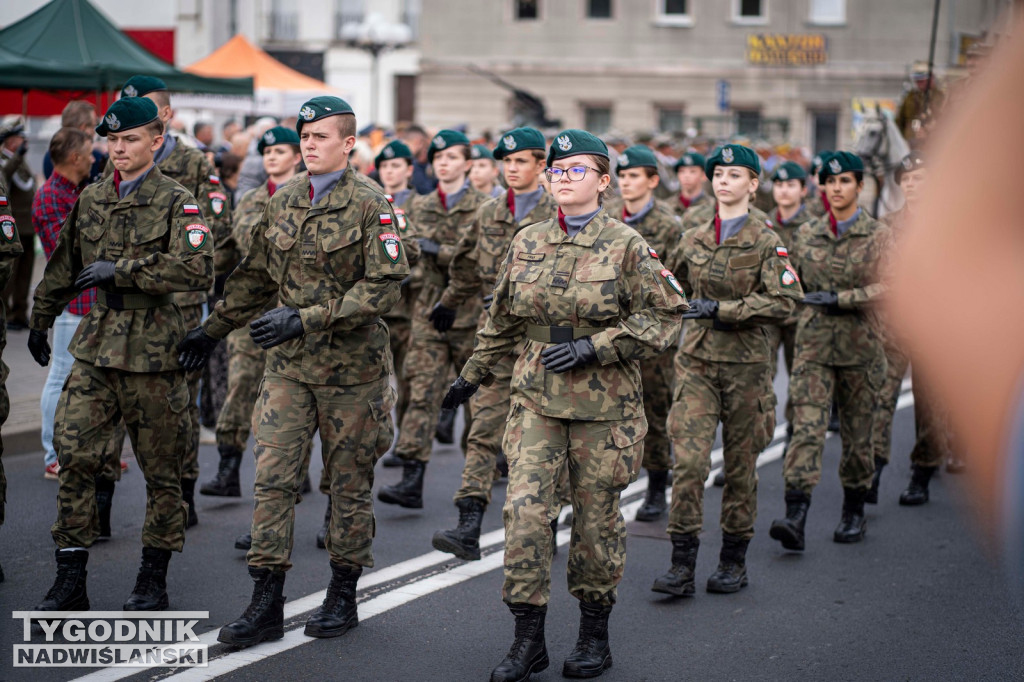 Defilada 18 Pułku Saperów z Niska w Stalowej Woli