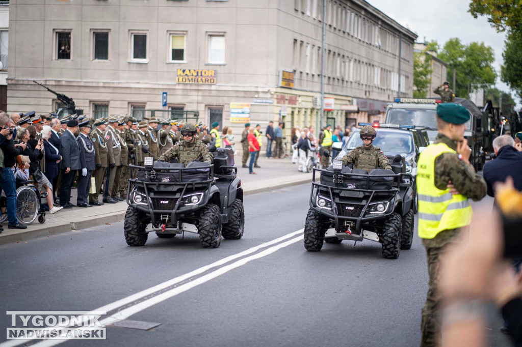 Defilada 18 Pułku Saperów z Niska w Stalowej Woli