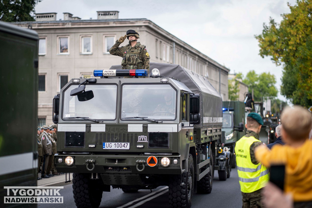 Defilada 18 Pułku Saperów z Niska w Stalowej Woli