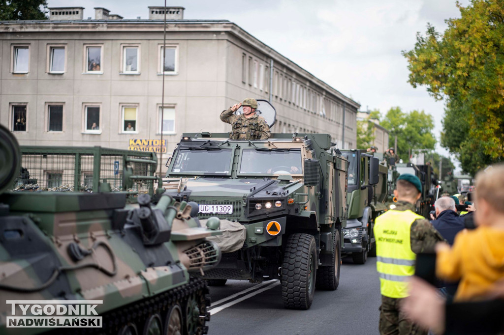 Defilada 18 Pułku Saperów z Niska w Stalowej Woli